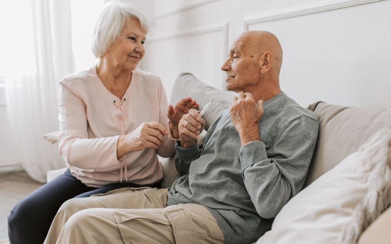 Seniorka opiekuje się w domu mężem chorującym na Alzheimera