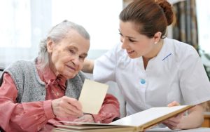 Rozmowa Seniorki z Opiekunką w domu opieki.
