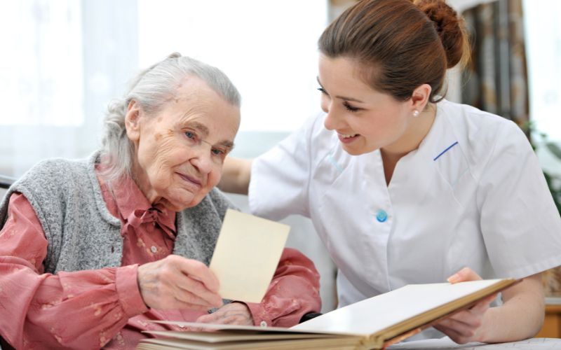 Rozmowa Seniorki z Opiekunką w domu opieki.