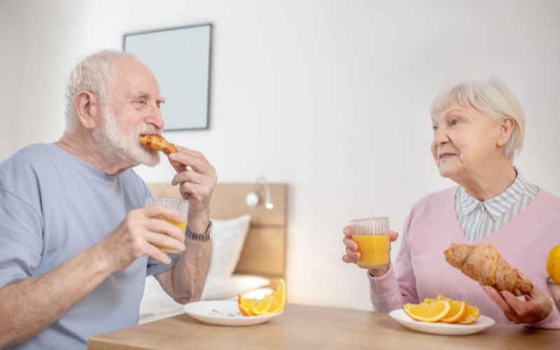 Małżeństwo seniorów z opiekunem w kameralnym domu opieki