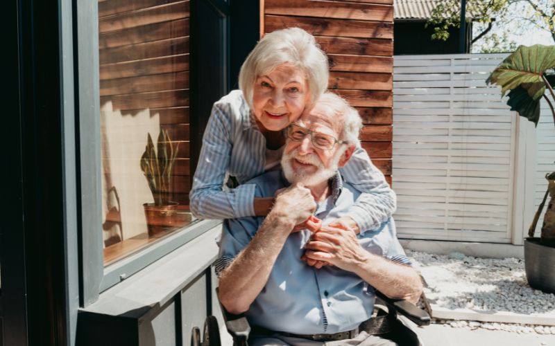 Małżeństwo seniorów wspólnie zamieszkujących w domu opieki